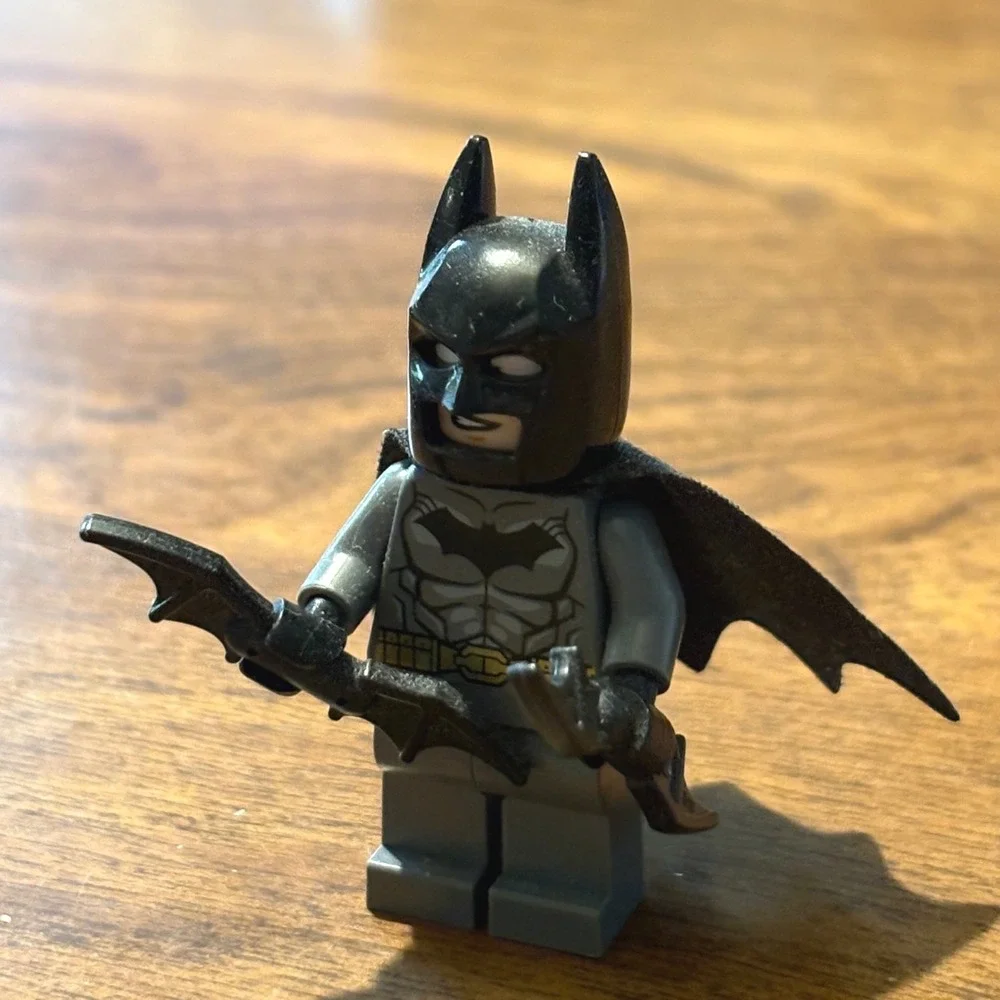 LEGO Batman Minifigure Modern Cowl Black Cape Batarang DC Super Heroes